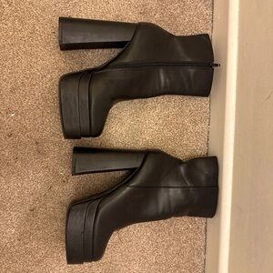 Chic Black Heeled Boots